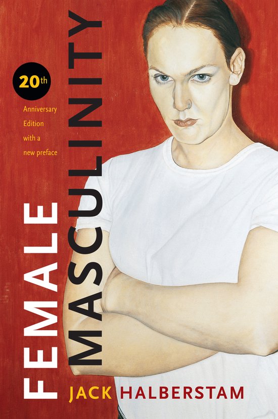 Boekomslag van "Female Masculinity" 20e jubileumeditie met een nieuw voorwoord. Een persoon met korte bruine haren, blauwe ogen en een neusring staat met gekruiste armen te kijken.