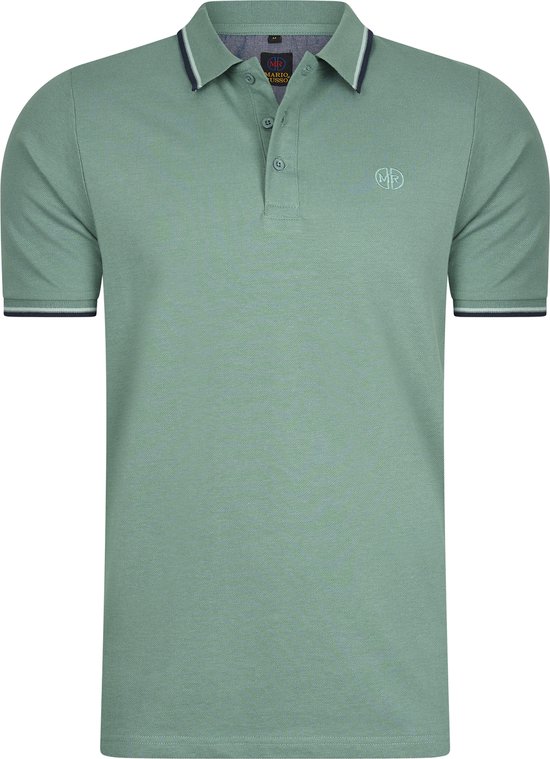 Lichtgroen poloshirt met donkerblauwe bies op kraag en mouwen, en een geborduurd logo.