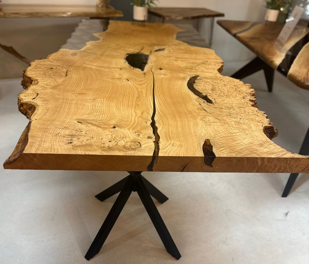 Arka Woods - Epoxy en kastanje houten eettafel - Hilda
