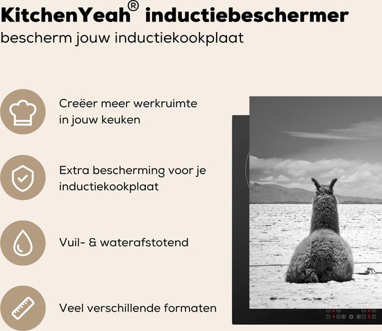 KitchenYeah® Inductie beschermer 76x51.5 cm - Rustende lama's op een zand vlakte - zwart wit - Kookplaataccessoires - Afdekplaat voor kookplaat - Inductiebeschermer - Inductiemat - Inductieplaat mat