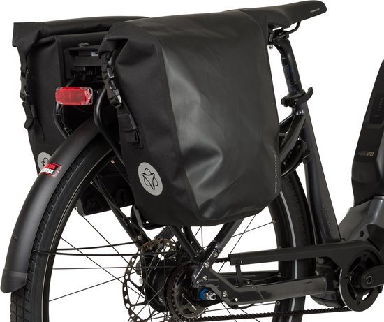 Zwarte AGU dubbele fietstas, gemonteerd op een fiets, met reflecterende logo's en achterlicht.