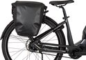 Zwarte AGU enkele fietstas, gemonteerd op een fiets, met waterdicht logo op de zijkant.