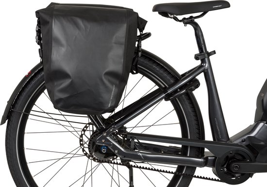 Zwarte AGU enkele fietstas, gemonteerd op een fiets, met waterdicht logo op de zijkant.