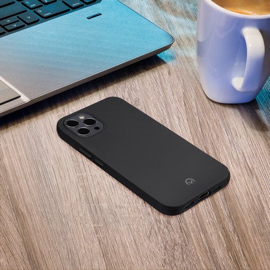 Coque de téléphone noire et mate sur une table en bois à côté d'un ordinateur portable et d'une tasse à café.