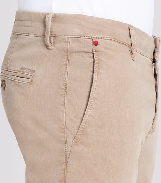 Zijdetail van beige chino broek met MAC Jeans logo en rode knoop.