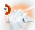Een witte polo met korte mouwen wordt gedroogd. Een timer geeft "30' 3 shirts" aan. Wervelende oranje lijnen suggereren de droogcyclus.