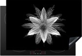 KitchenYeah® Inductie beschermer 77x51 cm - Een bloem op de zwarte achtergrond - zwart wit - Kookplaataccessoires - Afdekplaat voor kookplaat - Inductiebeschermer - Inductiemat - Inductieplaat mat