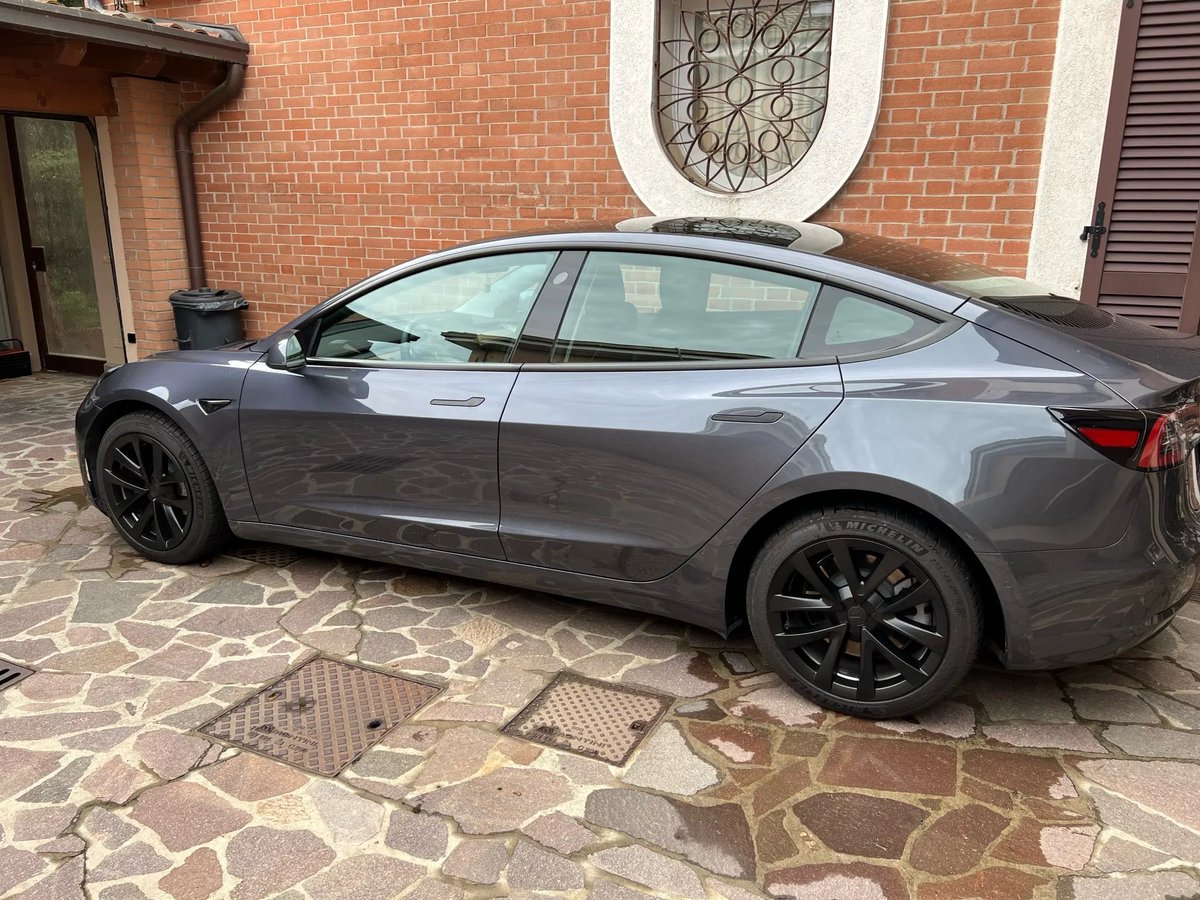 Tesla's lelijke wieldoppen in 10 seconden te verwijderen