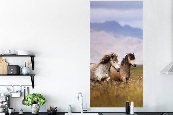 Muurstickers - Sticker Folie - Paarden - Gras - Bergen - 80x160 cm - Plakfolie - Muurstickers Kinderkamer - Zelfklevend Behang - Zelfklevend behangpapier - Stickerfolie