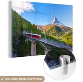MuchoWow® Glasschilderij 30x20 cm - Schilderij acrylglas - Een trein in de Alpen - Foto op glas - Schilderijen