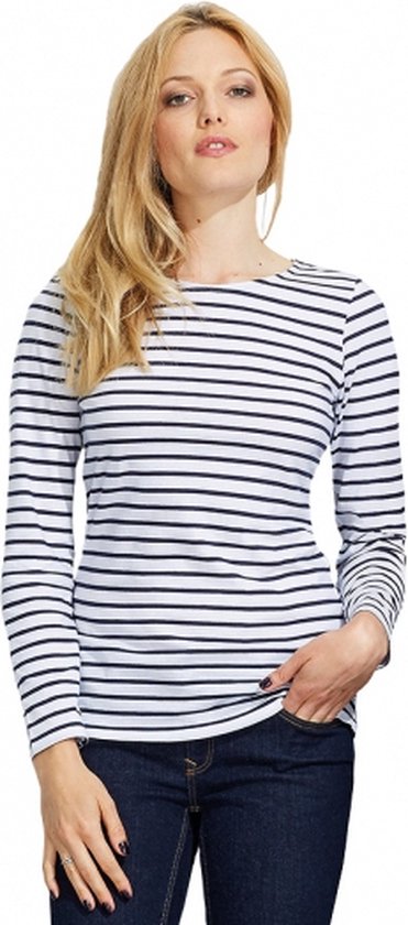 Wit lange mouwen t-shirt met donkerblauwe strepen, gedragen door een model.