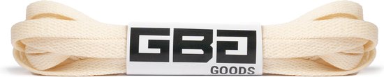 Roomwitte platte veters van GBG Goods, met een zwart label met logo.