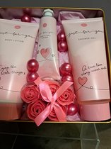 coffret cadeau femme - anniversaire - fête des mères - saint valentin - noël - joli cadeau - amour - rien que pour toi - gel douche - lotion pour le corps - perles de bain - roses à savon - roses