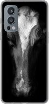 Geschikt voor OnePlus Nord 2 5G hoesje - Portretfoto koe op zwarte achtergrond in zwart-wit - Siliconen Telefoonhoesje