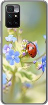 Geschikt voor Xiaomi Redmi 10 hoesje - Lieveheersbeestje - Bloem - Lente - Siliconen Telefoonhoesje