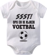 Hospitrix Baby Rompertje met Tekst "SSST! Opa en ik kijken Voetbal" | 0-3 maanden | Korte Mouw | Cadeau voor Papa | Aanstaande Vader | Vaderdag | EK voetbal 2024
