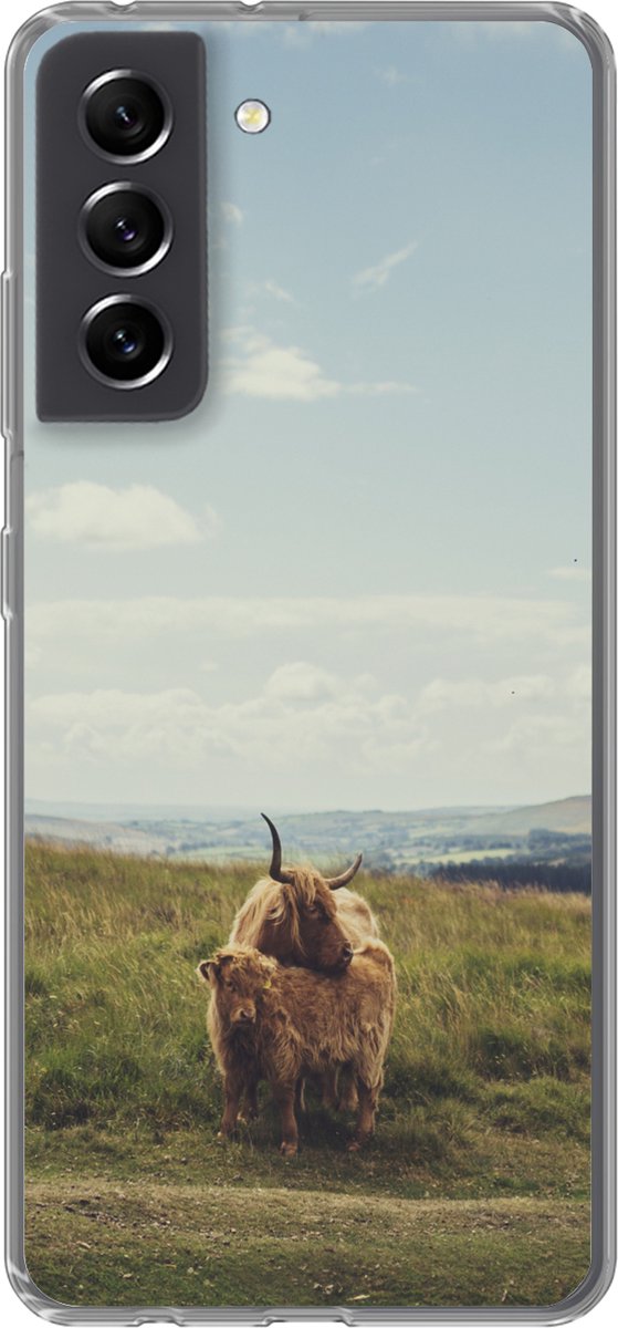 Telefoonhoesje Geschikt voor Samsung Galaxy S21 FE hoesje - Schotse Hooglanders - Gras - Wolken - Dieren - Siliconen Telefoonhoesje Telefoonhoesje
