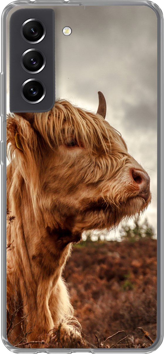 Telefoonhoesje Geschikt voor Samsung Galaxy S21 FE hoesje - Schotse Hooglander - Struik - Heide - Siliconen Telefoonhoesje Telefoonhoesje