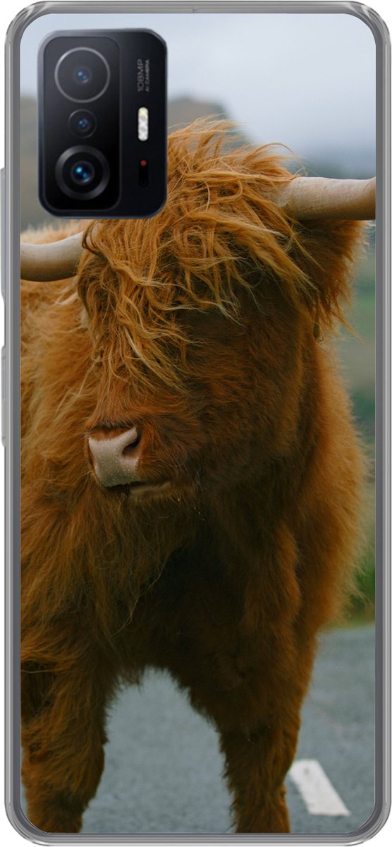 Telefoonhoesje Geschikt voor Xiaomi 11 Lite 5G NE hoesje - Schotse Hooglander - Berg - Weg - Siliconen Telefoonhoesje Telefoonhoesje