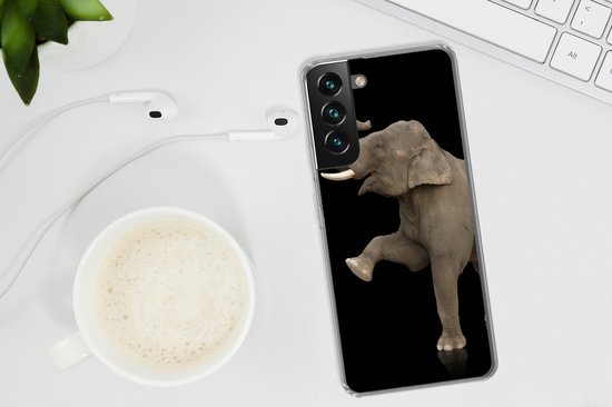 Coque Samsung Galaxy S22 - Éléphant avec sa jambe droite levée sur fond noir - Coque de téléphone en Siliconen
