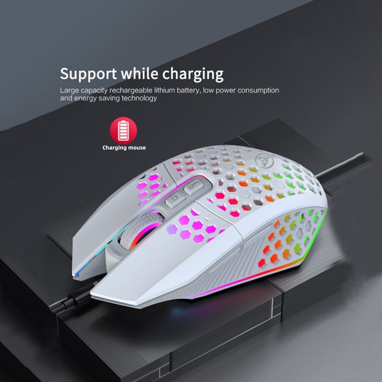 Witte gamingmuis met honingraatontwerp, RGB-verlichting, aangesloten via oplaadkabel.