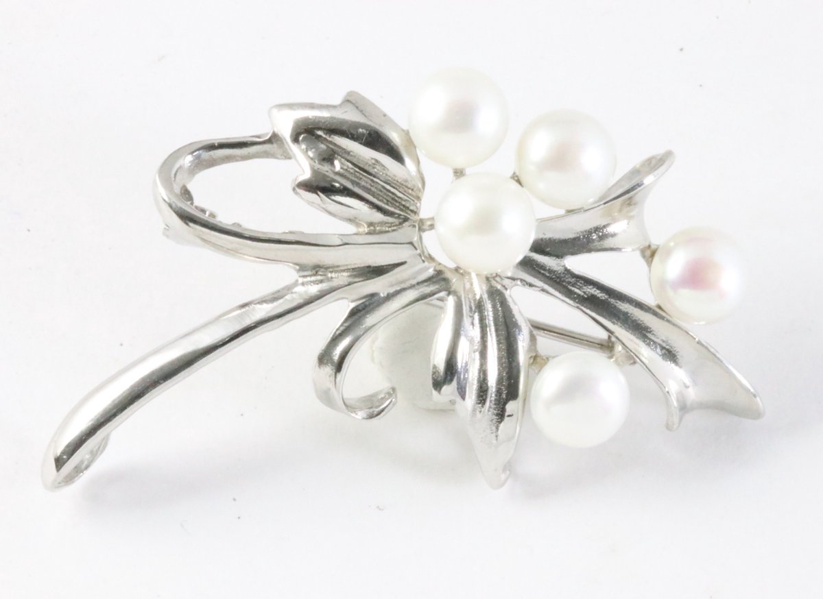 Hoogglans zilveren broche met witte zoetwater parels