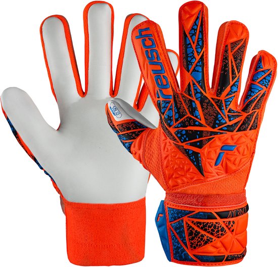 Twee oranje keepershandschoenen met blauwe en zwarte patronen en witte palmen.