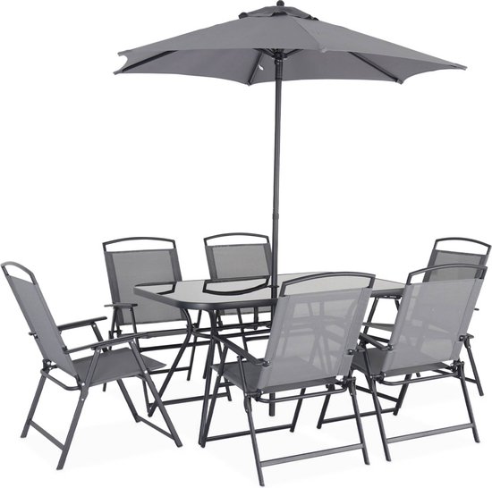 Grijze tuinset met tafel, zes stoelen en een open parasol.