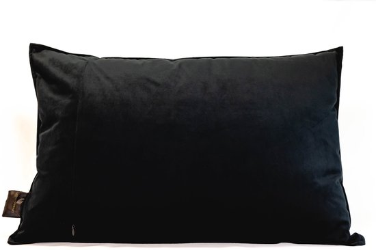 Zwart, rechthoekig fluwelen kussen met een klein etiket aan de zijkant.