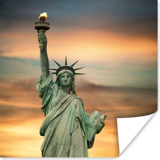 Vrijheidsbeeld van New York tijdens zonsondergang Poster 50x50 cm - Foto print op Poster (wanddecoratie woonkamer / slaapkamer) / Amerikaanse steden Poster