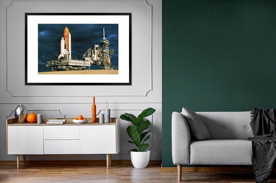 Photo en cadre - Les préparatifs pour le lancement de la navette spatiale dans le cadre photo du soir noir avec passe-partout blanc xxl 120x80 cm - Affiche sous cadre (Décoration murale salon / chambre)
