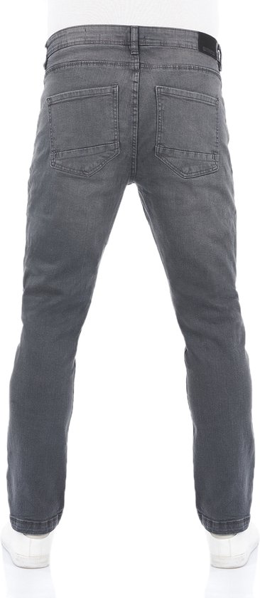 Achterkant van een man in grijze, regular/straight fit jeans.