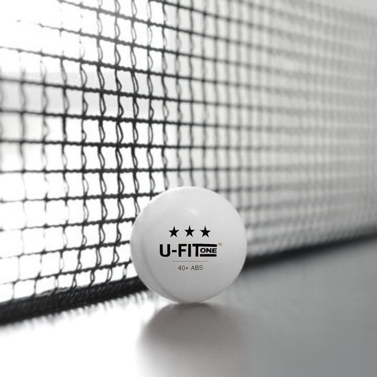 Eén witte tafeltennisbal met U-Fit One logo en drie sterren, naast een tafeltennisnet.