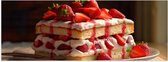 Poster (Mat) - Eten - Cake - Fruit - Aardbeien - Bord - Lepel - 60x20 cm Foto op Posterpapier met een Matte look