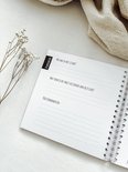 Open boek met lege regels. Tekst: 'Wie was er met je mee?', 'Wat vond je het meest bijzonder aan deze echo?', 'Koestermomenten:'.