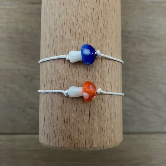 Luna-Leena bracelet enfant durable champignon orange - L15cm - fait main au Népal - perles champignons - bracelet enfant - accessoires - fête - cadeau - fête d'enfants - anniversaire - bijoux - printemps - orange à pois blancs