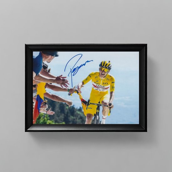 Tadej Pogačar Ingelijste Handtekening – 15 x 10cm In Klassiek Zwart Frame – Gedrukte handtekening – Wielrennen - Tour de France - De Gele Trui