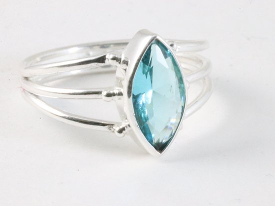 Opengewerkte zilveren ring met blauwe topaas - maat 19.5