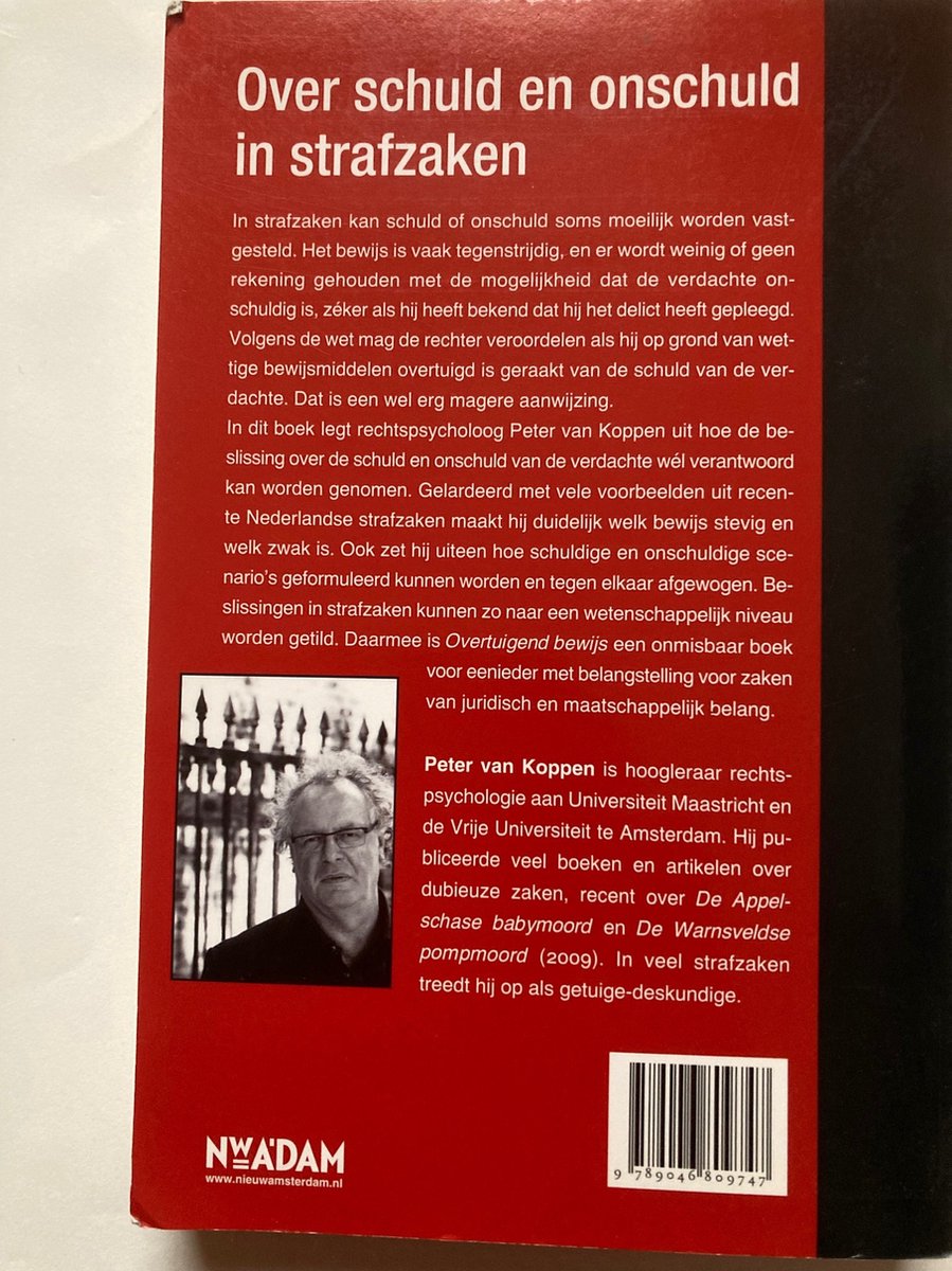 Dos du livre 'Over schuld en onschuld in strafzaken', avec un portrait de Peter van Koppen et l'éditeur NW'ADAM.
