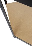 Detail van een zwart metalen rek met een bruin houten legbord.