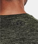 Donkergroen sportshirt met marmerprint en zwart Under Armour logo op de achterkant.