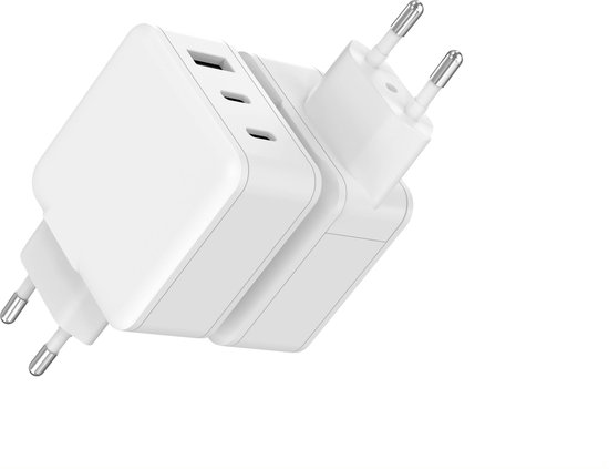 Adaptateur USB-C blanc avec deux ports USB-A et deux ports USB-C.