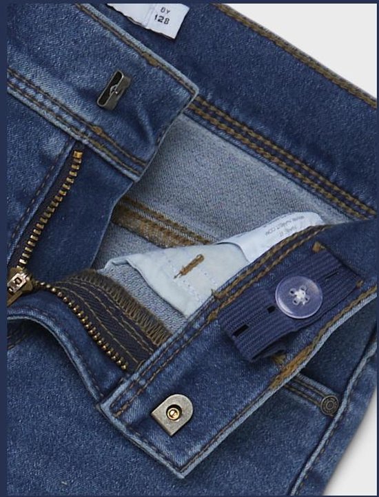 Detail van de tailleband van een skinny jeans met knoop en verstelbaar elastiek.