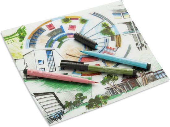Drie PITT artist stiften in roze, groen en blauw liggen op schetsen van gebouwen.