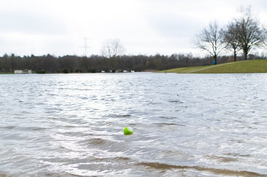Groene bal drijft op een meer