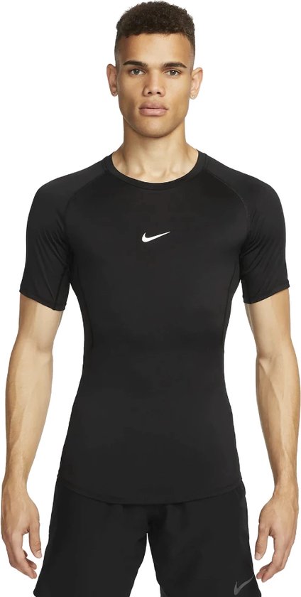 Man in zwart Nike Pro sportshirt met korte mouwen en swoosh logo.