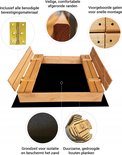 Houten zandbak met grondzeil en duurzame, gedroogde planken.