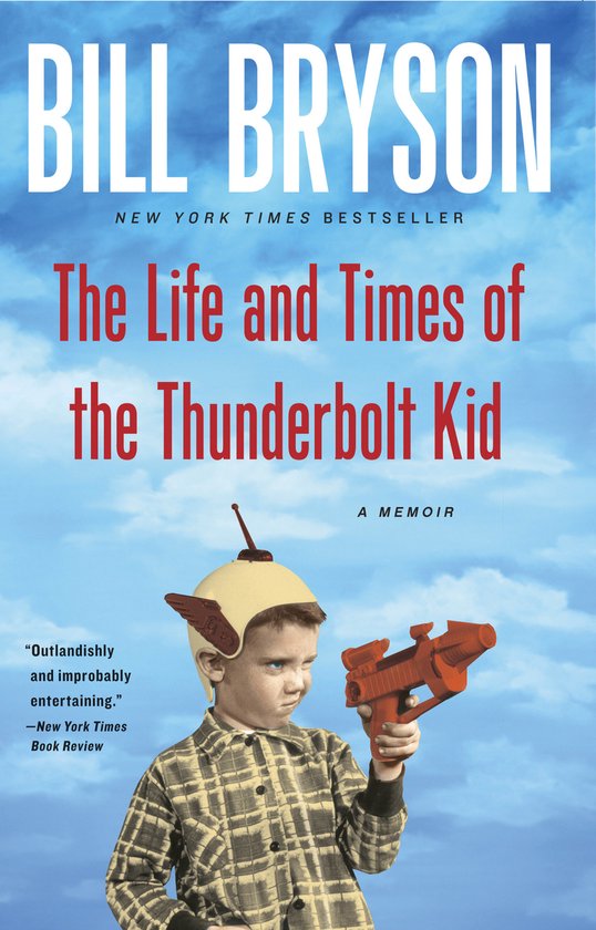Boek "The Life and Times of the Thunderbolt Kid" van Bill Bryson. Een jongen met een helm en speelgoedwapen voor een hemel.