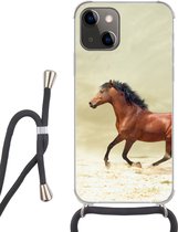 Hoesje met koord Geschikt voor iPhone 13 Mini - Paard - Stof - Zand - Siliconen - Crossbody - Backcover met Koord - Telefoonhoesje met koord - Hoesje met touw