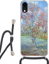 Hoesje met koord Geschikt voor iPhone XR - De roze perzikboom - Vincent van Gogh - Siliconen - Crossbody - Backcover met Koord - Telefoonhoesje met koord - Hoesje met touw